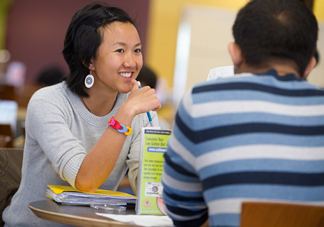 guests-eating2_465x325